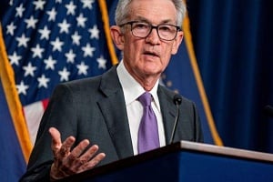 Η Fed διατηρεί στάση αναμονής εν μέσω πίεσης από Τραμπ – Στο στόχαστρο τα επιτόκια και οι δασμοί
