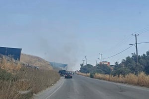 ΦΩΤΟ: Πυρκαγιά σε φορτηγό εν κινήσει στο Δάλι, ήταν φορτωμένο με μπάλες σανού