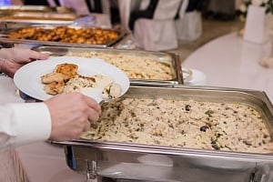 Ύποπτο το κοτόπουλο αλά κρεμ για τη μαζική δηλητηρίαση