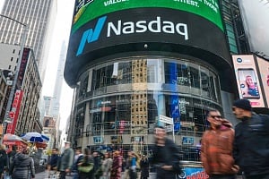 Wall Street: Νέα βουτιά στις μετοχές τεχνολογίας – Ράλι στα ομόλογα, πιέσεις σε χρυσό και ασήμι