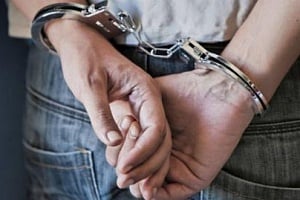 Εξαπατούσε ηλικιωμένους ότι θα τους βοηθήσει για αναδιάρθωση δανείων τους και απέσπασε 29,000 ευρώ-Συνελήφθη 40χρονη