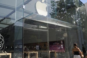 Οι δασμοί θα κοστίσουν $900 εκ. λέει η Apple, ανακοινώνοντας κέρδη α΄ τριμήνου