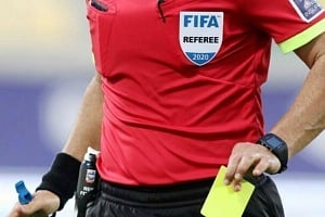 Θρίλερ σε αγώνα 2ης Κατηγορίας: Περικύκλωσαν και χτύπησαν τον διαιτητή (VID)