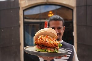 Το «παράξενο» Burger Philosophy ανοίγει τις πόρτες του και κερνάει νόστιμα burgers