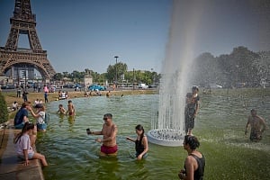 &Kappa;&alpha;ύ&sigma;&omega;&nu;&alpha;&sigmaf;-&sigma;&omicron;&kappa; &sigma;&tau;&eta;&nu; &Epsilon;&upsilon;&rho;ώ&pi;&eta;: &Eta; &alpha;&kappa;&rho;&alpha;ί&alpha; &zeta;έ&sigma;&tau;&eta; &epsilon;&kappa;&tau;&omicron;&xi;&epsilon;ύ&epsilon;&iota; &tau;&eta; &zeta;ή&tau;&eta;&sigma;&eta; &rho;&epsilon;ύ&mu;&alpha;&tau;&omicron;&sigmaf; &kappa;&alpha;&iota; &pi;&iota;έ&zeta;&epsilon;&iota; &tau;&iota;&sigmaf; &alpha;&gamma;&omicron;&rho;έ&sigmaf; &epsilon;&nu;έ&rho;&gamma;&epsilon;&iota;&alpha;&sigmaf;