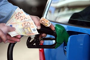 Έρχονται μειώσεις στις τιμές των καυσίμων - Έχασε σχεδόν 8 δολάρια το πετρέλαιο