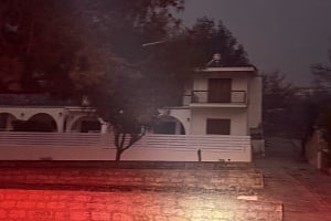 «Ήταν το μοναδικό σπίτι που δεν κάηκε, λες και το ακούμπησε ο Θεός»: Συγκλονιστική μαρτυρία από τη φονική πυρκαγιά