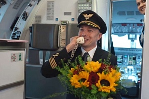 ΒΙΝΤΕΟ: «Πιλότος έκανε πρόταση γάμου σε αεροσυνοδό στον αέρα… «Θα με παντρευτείς;»