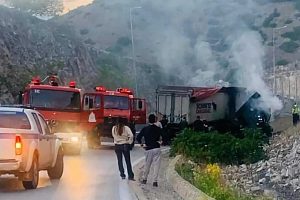 Θανατηφόρο τροχαίο στην Ελλάδα: Νταλίκα εξετράπη κι έπεσε σε βράχο, νεκρός ο οδηγός - Βίντεο