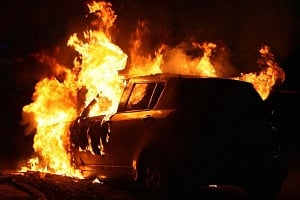 Εμπρησμός πίσω από τη φωτιά σε όχημα 65χρονου, στην ίδια οικογένεια ανήκουν και τα άλλα δύο που κάηκαν
