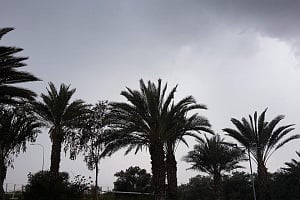 Μια ανάσα πριν το 40άρι ο υδράργυρος, βροχές και ισχυροί άνεμοι στο «μενού»