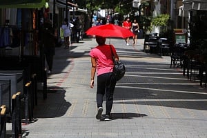Μια ανάσα πριν τους 40°C, πότε έρχεται πτώση της θερμοκρασίας