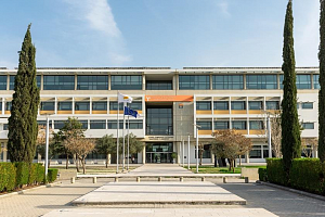ΕΙΚΟΝΑ/Αδιανόητο: Έβαλαν πασσάλους στην είσοδο του πάρκινγκ ΑΜΕΑ στο Πανεπιστήμιο Κύπρου