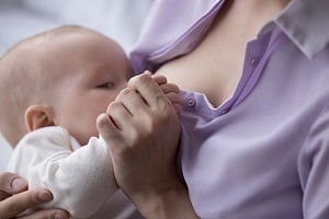 Βουλή:Ψήφισε επέκταση δικαιώματος διακοπής εργασίας για θηλασμό στους 12 μήνες