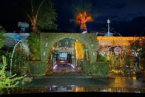 ΧΙΛΙΑΔΕΣ ΦΩΤΑΚΙΑ: Φωτίζουν το σπίτι του Άγγελου στην Ξυλοφάγου – Κάποιο Φως δεν σβήνει ποτέ-(Φωτο)