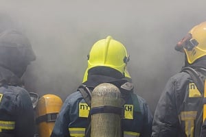 Σε ημιλιπόθυμη κατάσταση και με εγκαύματα ένα πρόσωπο μετά από πυρκαγιά σε διώροφη πολυκατοικία