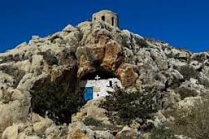 Το μυστικό εκκλησάκι της Κύπρου που κρύβεται σε ένα σπήλαιο
