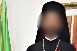 Ελλάδα:Σάλος με Μητροπολίτη που έδειχνε τα γεννητικά του όργανα σε περαστικούς
