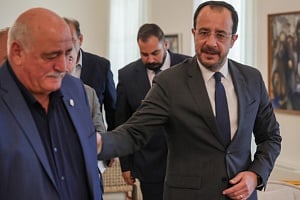 Ο ανασχηματισμός «άναψε φωτιές»: Η ΕΔΕΚ εξετάζει έξοδο από την κυβέρνηση