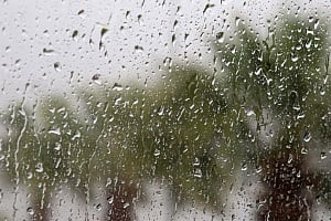 Καύσωνας στο εσωτερικό, έντονες βροχές στα ορεινά