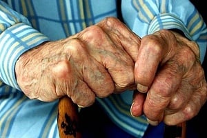 Ηλικιωμένοι στη δίνη του καύσωνα… υπό το φόβο λογαριασμών ρεύματος