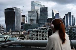 Μηνιαία συρρίκνωση 0,3% τον Απρίλιο για βρετανική οικονομία