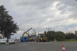 Όχημα προσέκρουσε σε πάσσαλο, προκλήθηκαν ζημιές και διακοπή ηλεκτροδότησης στην Επισκοπή (pic)