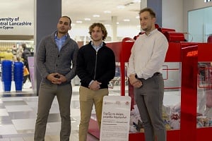 &laquo;&Gamma;&epsilon;&mu;ί&zeta;&omega; &tau;&omicron; &Delta;ώ&rho;&omicron;, &Mu;&omicron;&iota;&rho;ά&zeta;&omega; &Chi;&alpha;&mu;ό&gamma;&epsilon;&lambda;&alpha;&raquo;: &Mu;ή&nu;&upsilon;&mu;&alpha; &alpha;&lambda;&lambda;&eta;&lambda;&epsilon;&gamma;&gamma;ύ&eta;&sigmaf; &kappa;&alpha;&iota; &pi;&rho;&omicron;&sigma;&phi;&omicron;&rho;ά&sigmaf; &alpha;&pi;ό &tau;&omicron; &Pi;&alpha;&nu;&epsilon;&pi;&iota;&sigma;&tau;ή&mu;&iota;&omicron; UCLan Cyprus &kappa;&alpha;&iota; &tau;&omicron; Larnaca Metropolis Mall