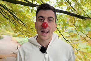 ΒΙΝΤΕΟ / Φορώντας μάσκα ανακοίνωσε την υποψηφιότητα του με το κόμμα το Φειδία «Υπάρχει πόλεμος»