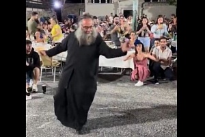 Χόρεψε ζεϊμπέκικο και κέρδισε τις εντυπώσεις ο πάτερ Λουκάς στον Πεδουλά (VID)