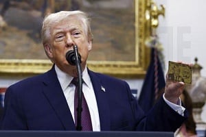 &Omicron; &Tau;&rho;&alpha;&mu;&pi; &alpha;&nu;&alpha;&sigma;&tau;έ&lambda;&lambda;&epsilon;&iota; &gamma;&iota;&alpha; &lambda;ό&gamma;&omicron;&upsilon;&sigmaf; &laquo;&epsilon;&theta;&nu;&iota;&kappa;ή&sigmaf; &alpha;&sigma;&phi;&alpha;&lambda;&epsilon;ί&alpha;&sigmaf;&raquo; ό&lambda;&alpha; &tau;&alpha; &mu;&epsilon;&gamma;ά&lambda;&alpha; &upsilon;&pi;&epsilon;&rho;ά&kappa;&tau;&iota;&alpha; έ&rho;&gamma;&alpha; &alpha;&iota;&omicron;&lambda;&iota;&kappa;ή&sigmaf; &epsilon;&nu;έ&rho;&gamma;&epsilon;&iota;&alpha;&sigmaf;