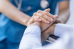 Γολγοθάς για 71χρονη που χρειαζόταν μετάγγιση-Στην αναμονή του ΤΑΕΠ για πέντε ώρες γιατί δεν είχε κρεβάτι, άλλες πέντε για εξεύρεσ