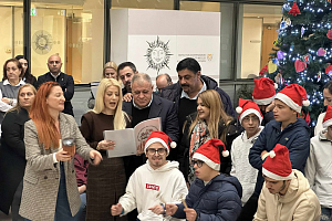 Κύπρος: Μαθητές ειδικού σχολείου έψαλαν χριστουγεννιάτικα κάλαντα και χόρεψαν το «Κόρη Μηλιά» με την Αννίτα Δείτε ΒΙΝΤΕΟ