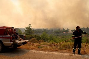 Πύρινη «κόλαση» στη Χίο -Μάχη για να σωθούν τα μαστιχοχώρια
