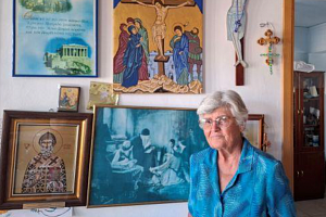 «Όταν πήγα το σχολείο ήταν έρημο κτήριο»: Η γυναίκα που δίδασκε για 23 χρόνια τα παιδιά εγκλωβισμένων θυμάται