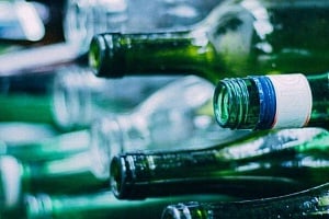 Τα γυάλινα μπουκάλια περιέχουν περισσότερα μικροπλαστικά, προειδοποιούν οι ειδικοί – Πώς εξηγείται