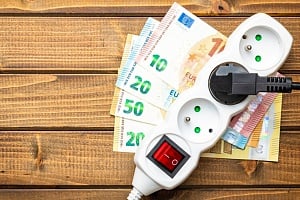 Φόβοι για νέες αυξήσεις στο ρεύμα, το «μπαλάκι» σε ΑΗΚ και ΡΑΕΚ