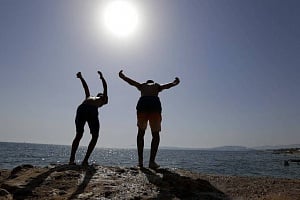 Καιρός για παραλία, στους 39 ο υδράργυρος. Οι προβλέψεις για το τριήμερο του Κατακλυσμού