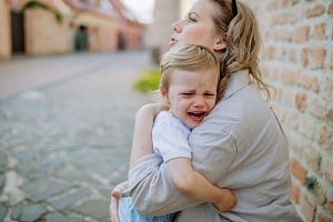 Όταν ένα παιδί χάνει τον ήρωά του: Πώς μιλάμε στα παιδιά για μια σημαντική απώλεια