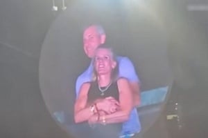 Σκάνδαλο σε συναυλία των Coldplay από ένα καταλάθος πλάνο! (ΒΙΝΤΕΟ)