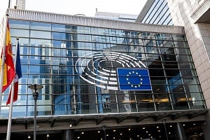 &Beta;έ&mu;&pi;&epsilon;&rho;: &laquo;&Tau;έ&lambda;&omicron;&sigmaf; &eta; &epsilon;&upsilon;&rho;&omega;&pi;&alpha;ϊ&kappa;ή &alpha;&phi;έ&lambda;&epsilon;&iota;&alpha; &alpha;&pi;έ&nu;&alpha;&nu;&tau;&iota; &sigma;&tau;&eta;&nu; &Kappa;ί&nu;&alpha;&raquo; &ndash; &Zeta;&eta;&tau;ά &sigma;&kappa;&lambda;&eta;&rho;ό&tau;&epsilon;&rho;&eta; &epsilon;&mu;&pi;&omicron;&rho;&iota;&kappa;ή &gamma;&rho;&alpha;&mu;&mu;ή