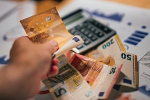 Προς τα πάνω οι μισθοί του Δημοσίου: Έτσι υπολογίζεται η αύξηση της ΑΤΑ για την επόμενη τριετία