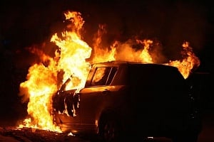 Έβαλαν φωτιά σε όχημα στη Λευκωσία. Προηγήθηκε έκρηξη
