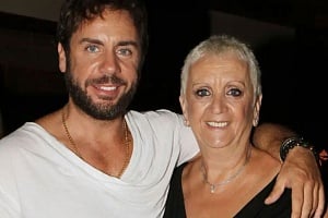 Γιώργος Μαζωνάκης: Στο νοσοκομείο η μητέρα του, με σοβαρό πρόβλημα υγείας