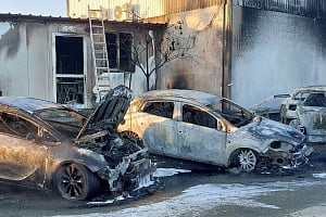 Στις φλόγες συνεργείο αυτοκινήτων στο Καϊμακλί «Στάχτη» 12 οχήματα