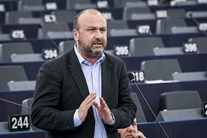 «Όταν έστελνε κόσμο στα νοσοκομεία με τα παραμύθια του ήταν ωραία»: Η αντίδραση Παπαδάκη στην ποινική δίωξη Δρουσιώτη