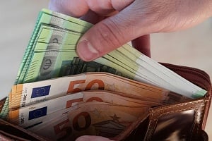 Μισθοί στην Κύπρο: Πόσο πιο κάτω είναι από την Ευρώπη και... ποια αξία έχουν