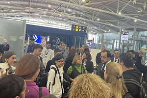 Απρόσμενη συνάντηση για τον Πρόεδρο: Τα παιδιά του παλιού του σχολείου τον γύρισαν… πίσω στα μαθητικά του χρόνια! (ΒΙΝΤΕΟ)