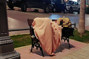 Εικόνα ντροπής στη Λάρνακα: «Κοιμόταν στα παγκάκια μέσα στο κρύο, ήταν τακτικός εκεί, κανένας δεν ενδιαφέρθηκε»