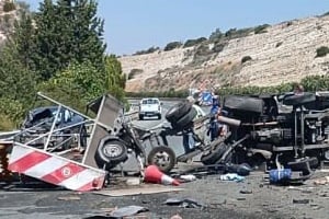 ΣΟΒΑΡΟ ΤΡΟΧΑΙΟ ΣΤΟ ΑΥΤΟΚΙΝΗΤΟΔΡΟΜΟ ΛΕΜΕΣΟΥ-ΠΑΦΟΥ: Έκλεισε ο δρόμος μετά από σύγκρουση με όχημα οδικών έργων στον Παραμάλι-(Βίντεο)